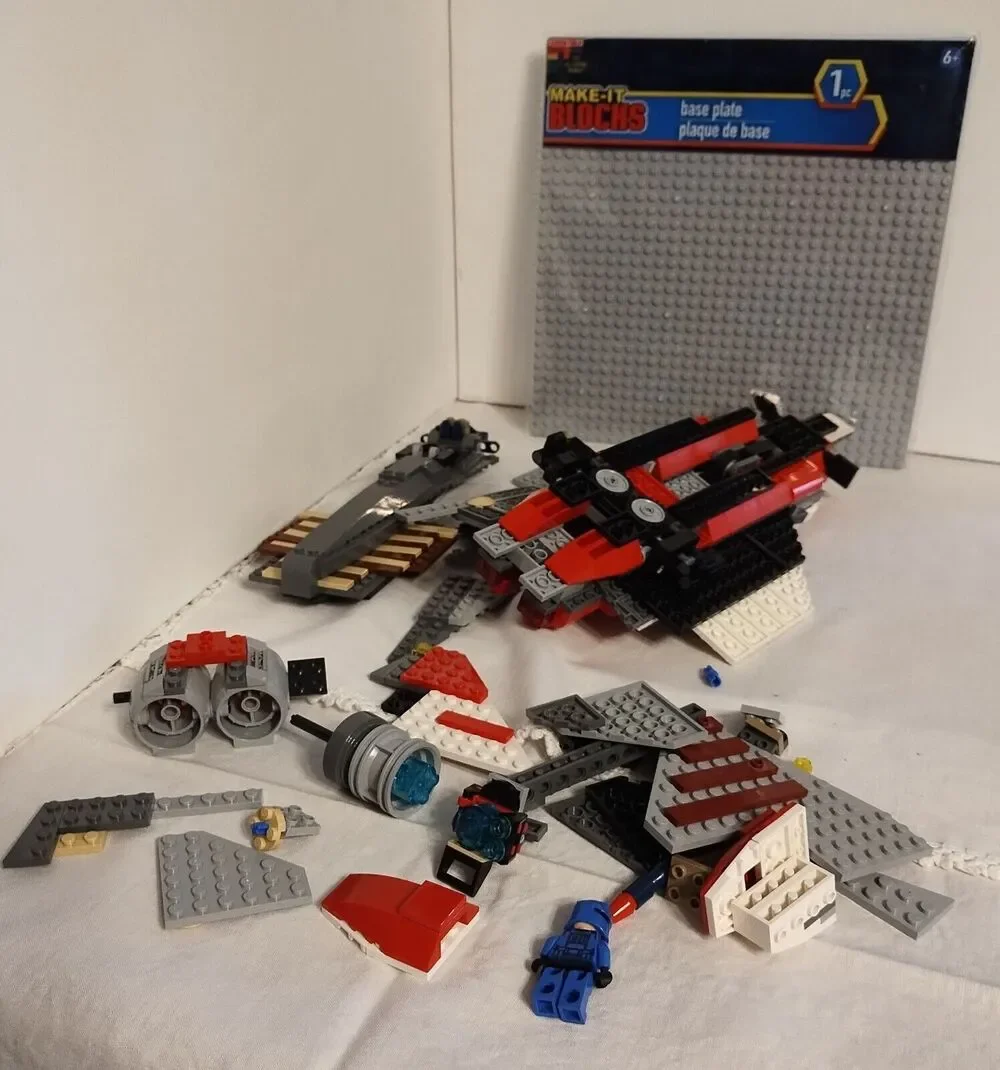 Lot of Misc. Loose Lego Pieces (Airplane????) - Used